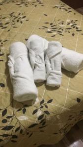un par de calcetines blancos sentados en un suelo de baldosa en Pousada Vitória, en Pitimbu