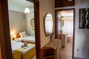 uma pequena casa de banho com uma cama e um espelho em Katy's apartment em Patra
