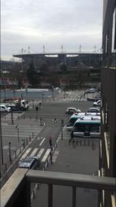 een uitzicht op een straat met geparkeerde auto's bij Appartement idéal JO / Ideal apartment rental for the Olympic Games! in Saint-Denis