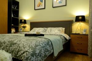 um quarto com 2 camas e 2 candeeiros em Cozy 2 Rooms Apartment Drumul Taberei em Bucareste