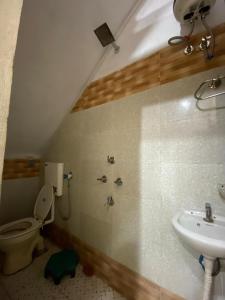 烏賈因的住宿－sun guest house，一间带卫生间和水槽的浴室
