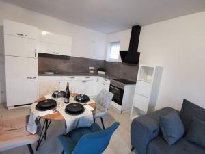 キッツィンゲンにあるLOOT: Moderne Wohnung / Zentralのリビングルーム(テーブル、椅子付)、キッチン
