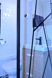 uma casa de banho com um WC e um lavatório em Cozy 2 Rooms Apartment Drumul Taberei em Bucareste