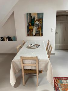 einen Esstisch mit einer Platte darüber in der Unterkunft Le Loft in Avallon + 7 Fotos