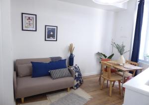 ein Wohnzimmer mit Sofa und Tisch in der Unterkunft La Maison du Château au calme et centrale in Tournon-sur-Rhône
