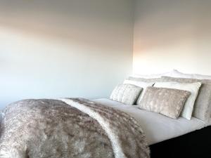Postel nebo postele na pokoji v ubytování Aurora Suite with Sauna