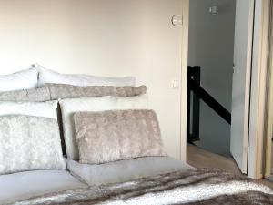 Postel nebo postele na pokoji v ubytování Aurora Suite with Sauna