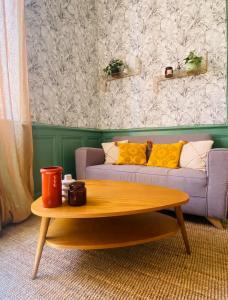 - un salon avec un canapé et une table basse dans l'établissement La Parenthèse Enchantée - Belfort Centre proche gare - Fibre Netflix, à Belfort