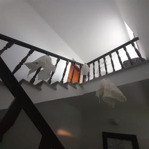 um quarto com corrimão de escada com luz em Fuori dal Borgo.... em Vitorchiano