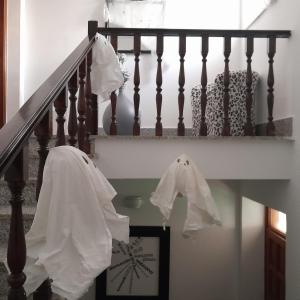 uma escada com roupas brancas penduradas num corrimão em Fuori dal Borgo.... em Vitorchiano