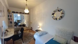 Zimmer mit einem Bett, einem Tisch und einem Spiegel in der Unterkunft Eugenia Levia in Cividale del Friuli
