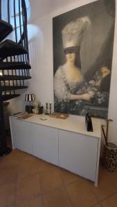 une peinture d'une femme avec un chapeau sur un mur dans l'établissement Eugenia Levia, à Cividale del Friuli