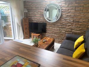 TV a/nebo společenská místnost v ubytování Naas 2 Bedroom Back Garden Escape