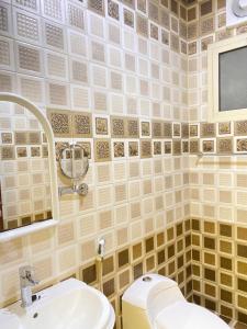 een badkamer met toilet en wastafel bij شقق بيت الايواء للشقق المخدومة in Dammam