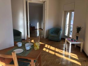 soggiorno con tavolo e sedie di Light House: luce e charme come in un piccolo faro a Trieste