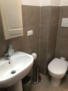 un bagno con un lavandino bianco e un water di Light House: luce e charme come in un piccolo faro a Trieste