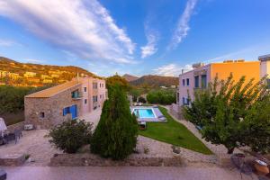 una vista aérea de una casa con piscina en un patio en NJV plus K, en Aegina Town