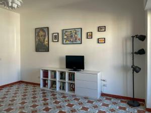 uma sala de estar com televisão num armário branco em Casa Carriero em Bari