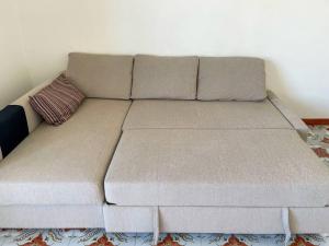 um grande sofá num canto de um quarto em Casa Carriero em Bari