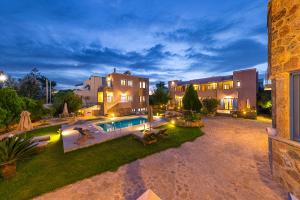una casa con piscina en el patio en NJV plus K, en Aegina Town