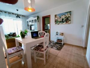een kamer met een tafel en een laptop erop bij Apartamentos Hondahouse en Playa Honda Mar Menor, 1 o 2 dormitorios in Playa Honda