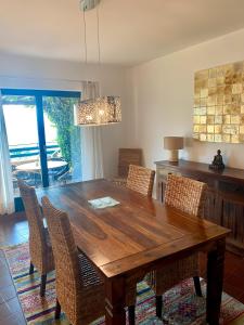 - une salle à manger avec une table et des chaises en bois dans l'établissement Casa Belvedere Pacific, à Rovio
