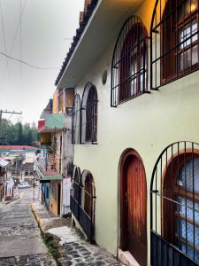 賈拉普的住宿－Casa en el Centro Corazón de Xalapa a metros de Palacio de gobierno, Zona UV, IMSS，街道上设有窗户和门的建筑