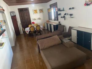 een woonkamer met een bank en een tafel bij Casa ampla de frente ao mar in Cacha Pregos