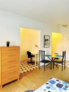 Habitación con mesa, sillas y comedor. en Stylish Montreal Apartment: Comfortable Stay in the Golden Square Mile, en Montreal