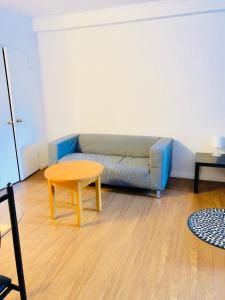 uma sala de estar com um sofá e uma mesa em Stylish Montreal Apartment: Comfortable Stay in the Golden Square Mile em Montreal