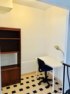 escritorio y silla en una habitación en Stylish Montreal Apartment: Comfortable Stay in the Golden Square Mile, en Montreal