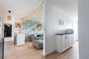 une chambre avec une cuisine et un salon dans l'établissement Le ciel d'Avignon - 2 chambres - Wifi - Parking, à Villeneuve-lès-Avignon