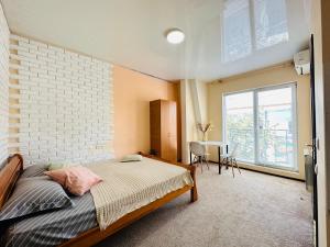 Ένα ή περισσότερα κρεβάτια σε δωμάτιο στο Apartments on the embankment