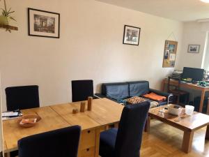 - un salon avec une table et un canapé dans l'établissement 2-Zimmer Apartment, à Sinsheim