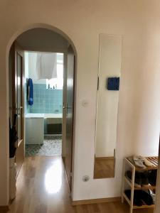 La salle de bains est pourvue d'un miroir et d'une baignoire. dans l'établissement 2-Zimmer Apartment, à Sinsheim