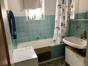 La salle de bains est pourvue d'un lavabo et d'une baignoire. dans l'établissement 2-Zimmer Apartment, à Sinsheim