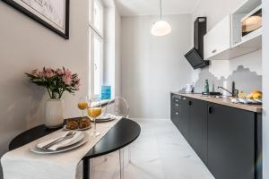 una cucina con tavolo e ciotola di bicchieri da cibo e vino di SERENITY Residence - Old Town Poznan by Friendly Apartments a Poznań