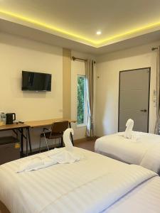 TV a/nebo společenská místnost v ubytování Koh Yao Modern Inn -SHA Plus + 37 fotografií