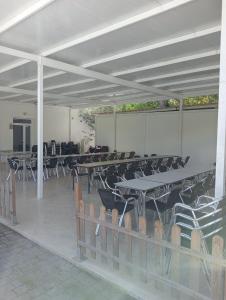EL PLA DE ESTIVELLA في Estivella: مجموعة طاولات وكراسي في الغرفة