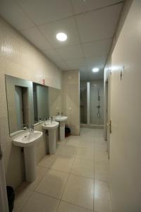 ein Bad mit 3 Waschbecken und 2 Spiegeln in der Unterkunft EL PLA DE ESTIVELLA in Estivella