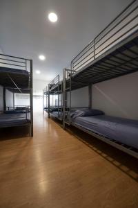 Zimmer mit 3 Etagenbetten und Holzboden in der Unterkunft EL PLA DE ESTIVELLA in Estivella