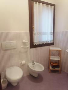 a bathroom with a toilet and a sink at Agriturismo Il Salice Ridente in Pasiano di Pordenone