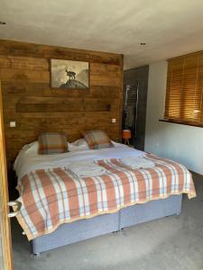 Una cama o camas en una habitación de Chalet Marron by Tarentaise Properties