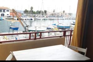 einen Balkon mit Blick auf einen Yachthafen mit Booten in der Unterkunft Studio cabine climatisé sur le port de Mèze in Mèze