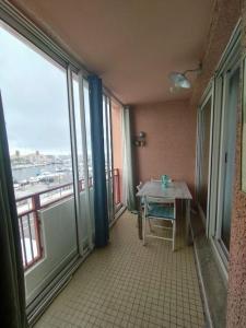 ein Zimmer mit Tisch und Blick auf die Stadt in der Unterkunft Studio cabine climatisé sur le port de Mèze in Mèze + 2 Fotos