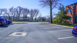 ein leerer Parkplatz mit Autos, die darin geparkt sind in der Unterkunft Franklin Park condo 5 mins from airport, Walk to Conservatory in Columbus