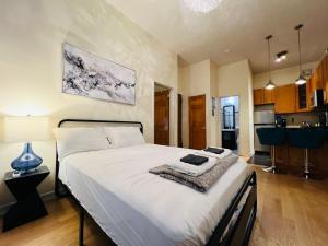 Kuchyň nebo kuchyňský kout v ubytování Steps from Empire State Building