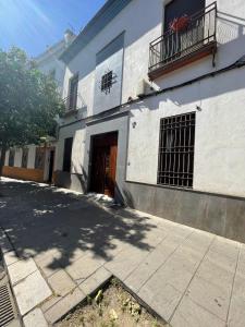 um edifício branco com uma porta e uma varanda em APARTAMENTO LA MAGDALENA em Córdoba