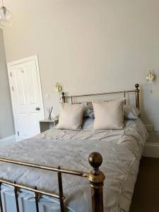 um quarto com uma cama com almofadas em Luxury Seaside accommodation, Swn Y Mor em Aberystwyth