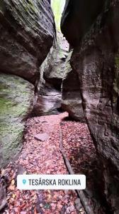 una foto de una cueva con rocas y un mensaje de texto en Ezathouse Devičie en Krupina
